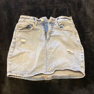 cute short blue ripped skirt!!